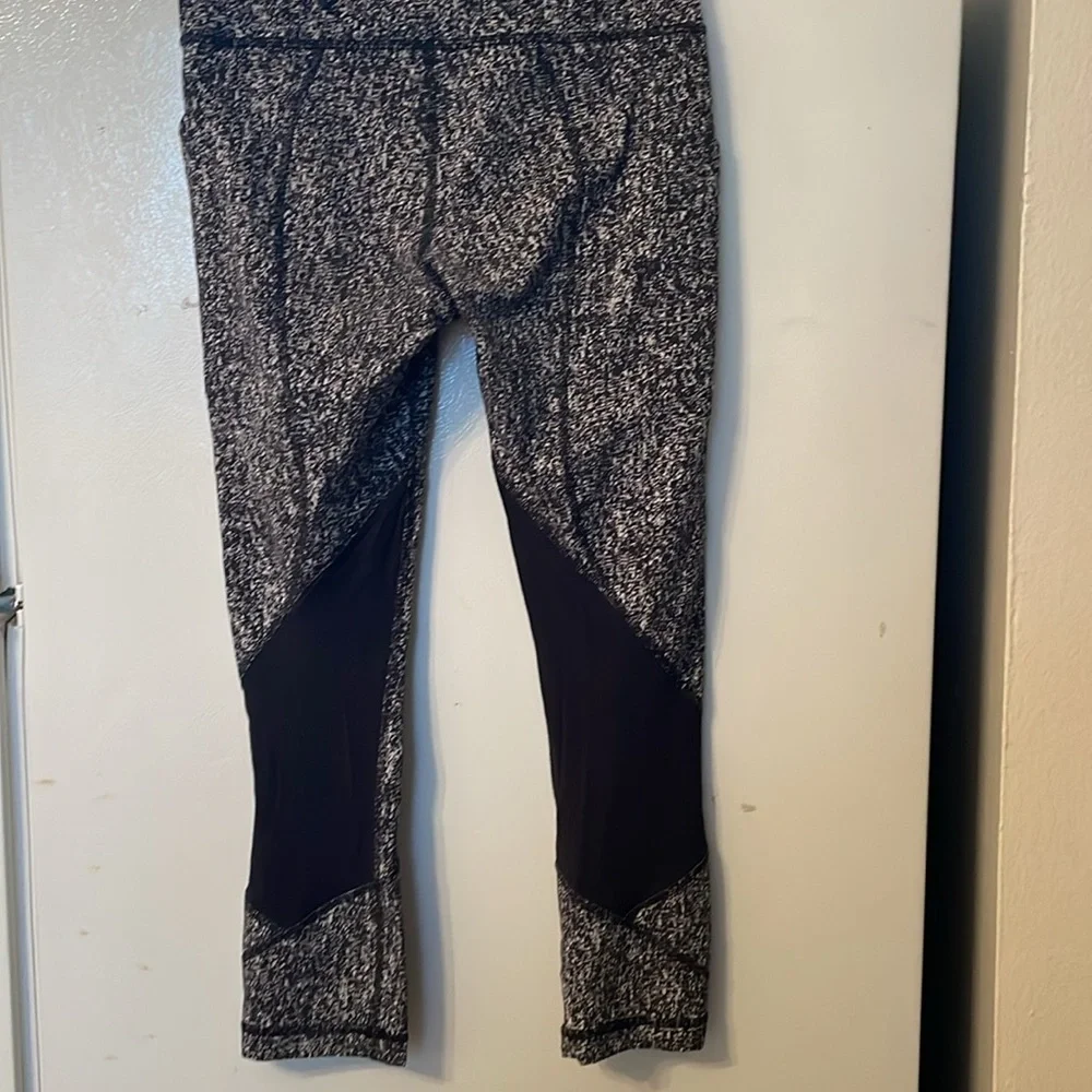 Lululemon Size 4 Black White Crop‎ Leggings Like New